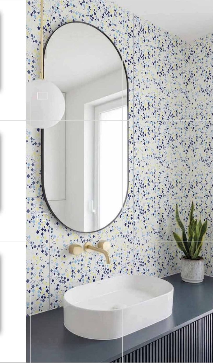 Baño con revestimiento moteado y espejo ovalado