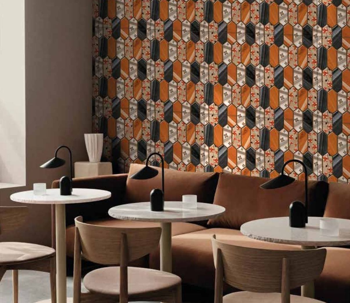 Cafetería con revestimiento decorativo naranja y gris