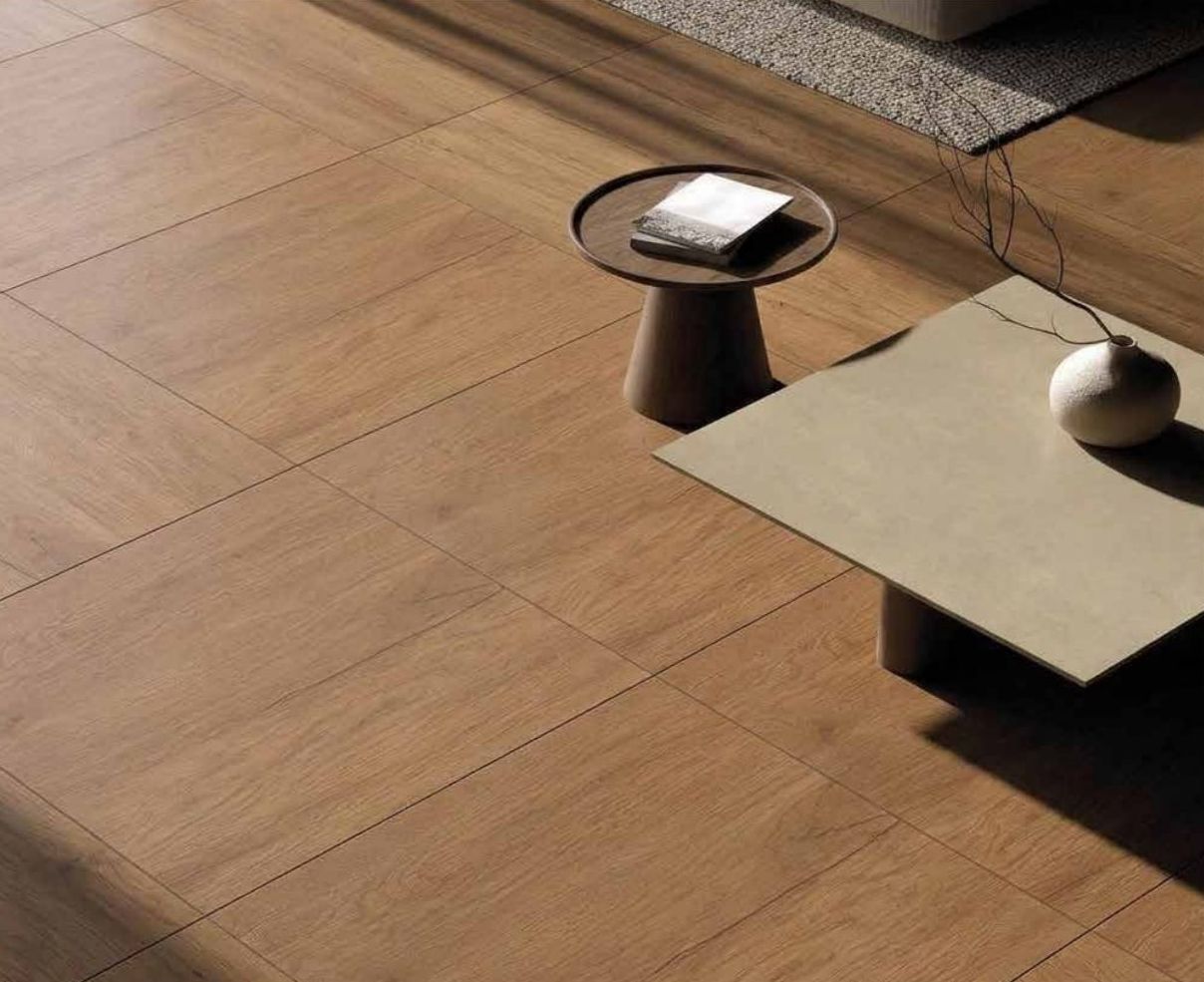 Piso de madera clara con mesa auxiliar