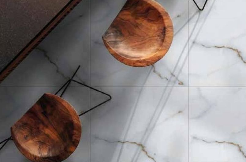 Piso de mármol blanco con vetas doradas