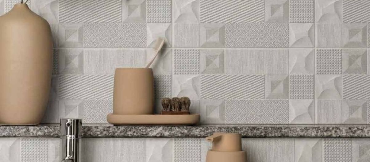 Pared blanca con relieve en cocina